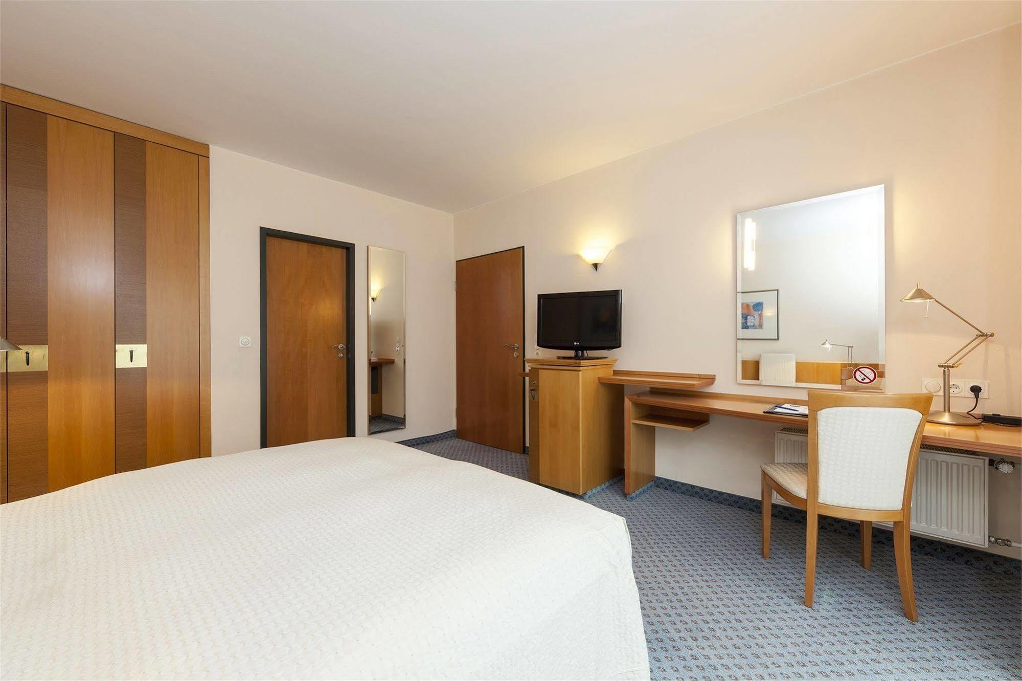 Tryp By Wyndham Hotel Stadtoldendorf Exterior photo