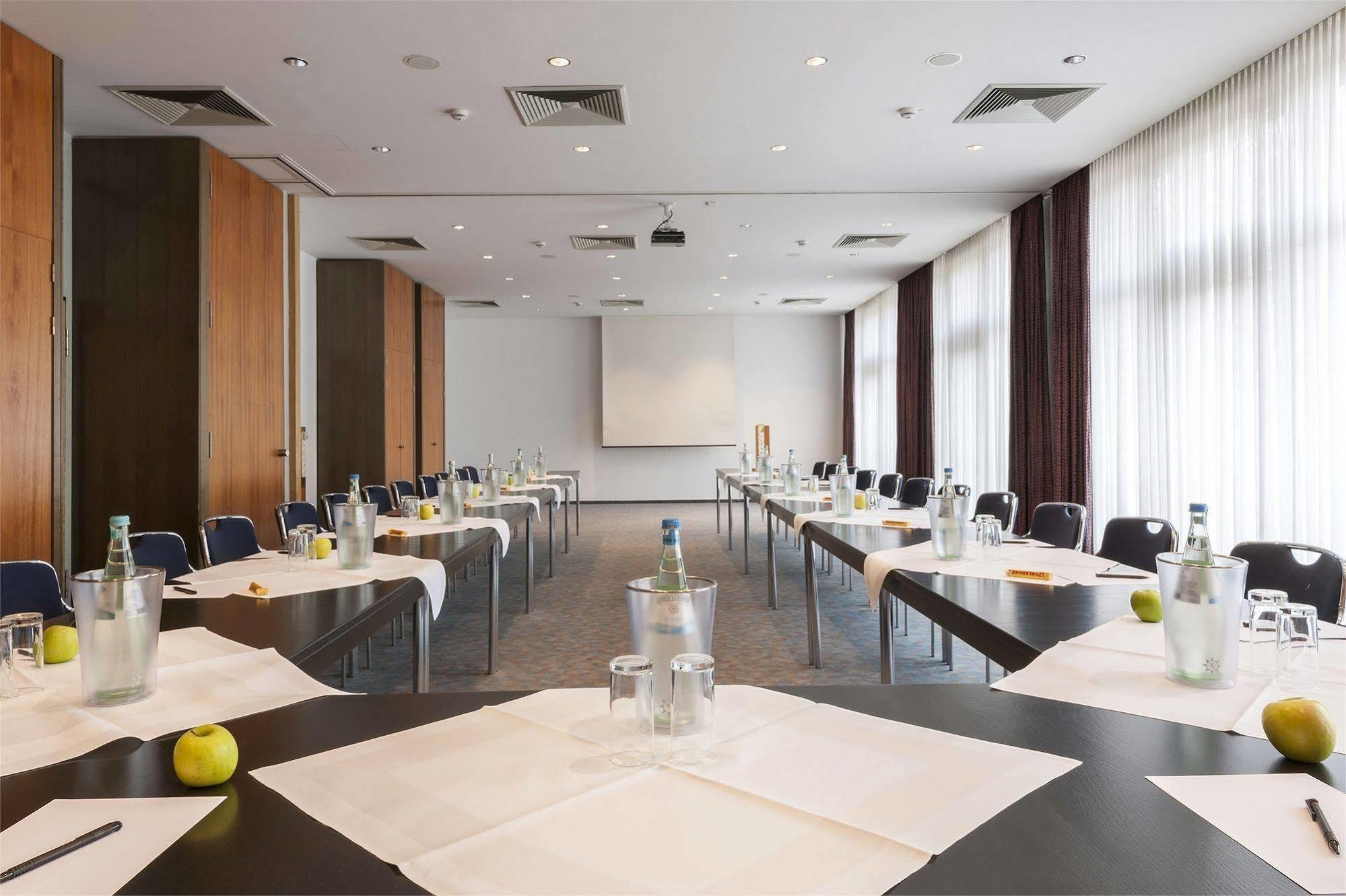 Tryp By Wyndham Hotel Stadtoldendorf Exterior photo