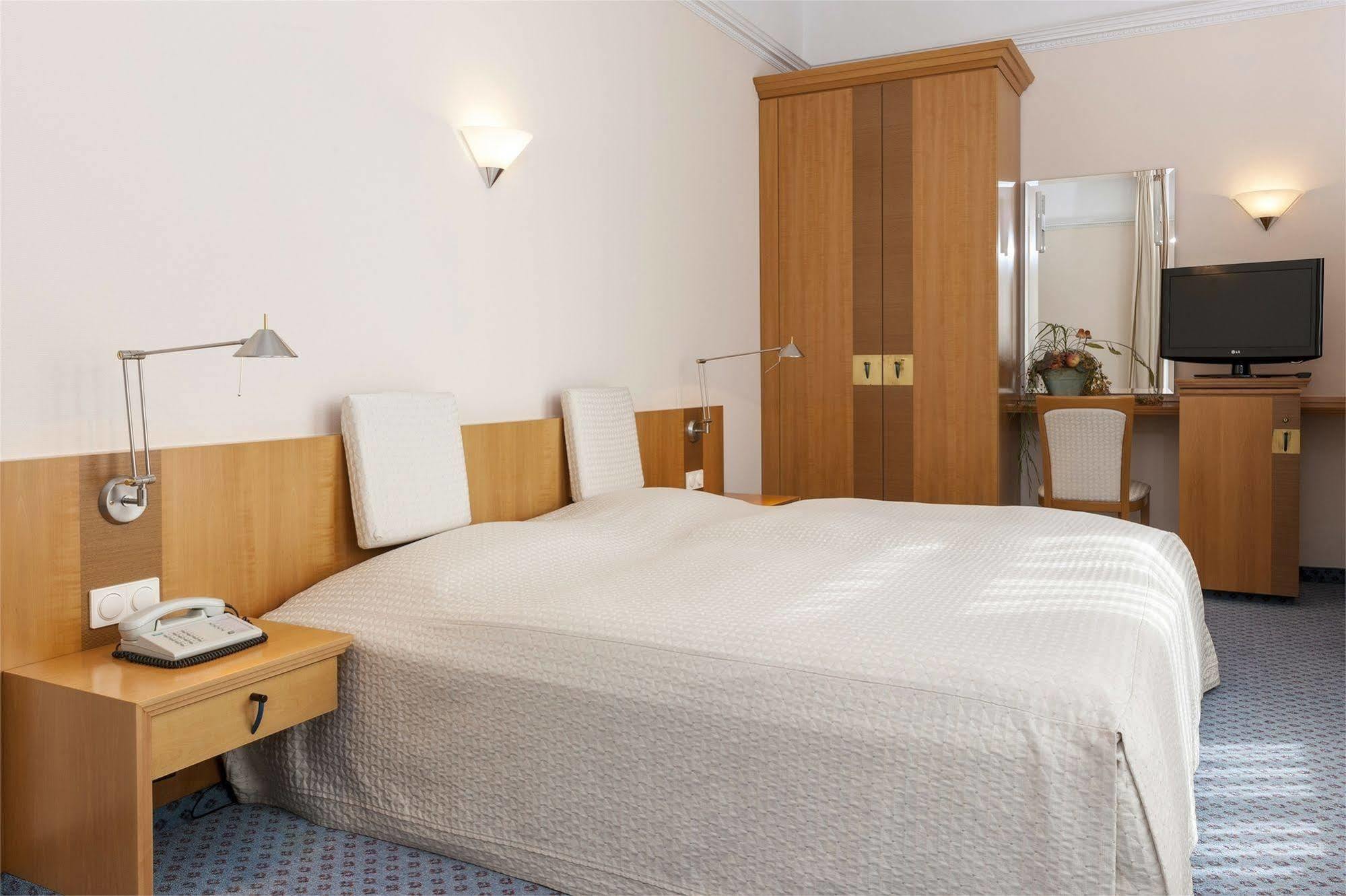 Tryp By Wyndham Hotel Stadtoldendorf Exterior photo