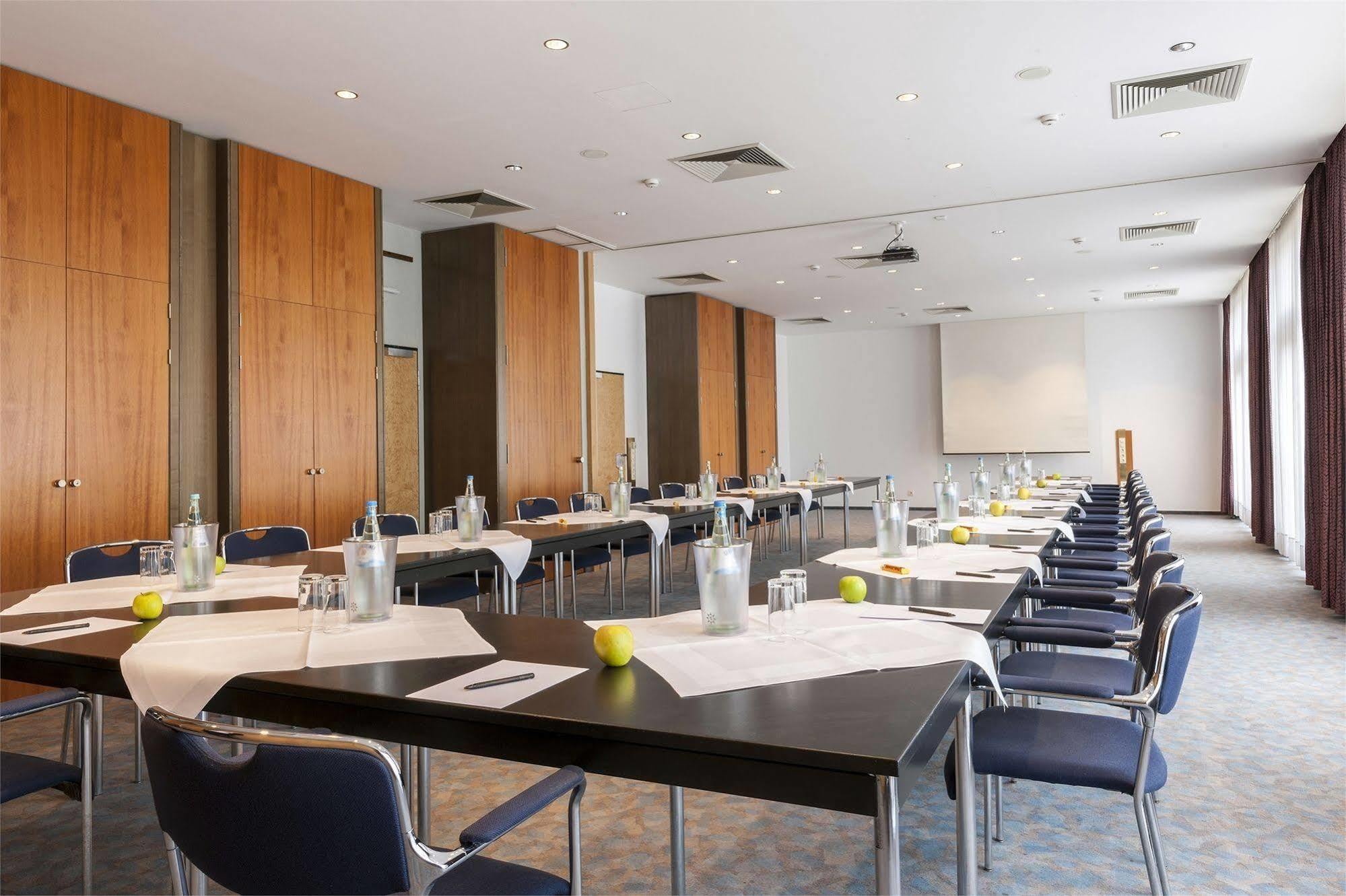 Tryp By Wyndham Hotel Stadtoldendorf Exterior photo