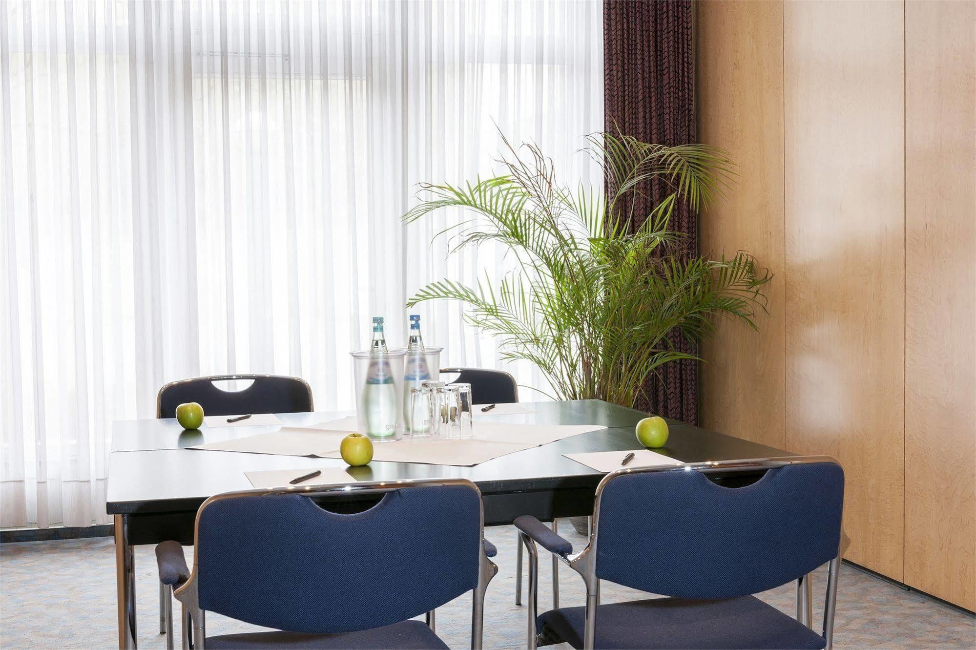 Tryp By Wyndham Hotel Stadtoldendorf Exterior photo